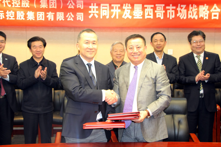 (左)搏達集團董事長牛樹海（右）新時代集團副總經(jīng)理劉國貞簽約合影
