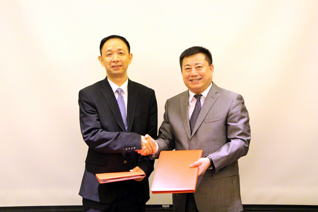 搏達(dá)國(guó)際控股集團(tuán)董事局主席牛樹海與中國(guó)新時(shí)代集團(tuán)執(zhí)行董事、總經(jīng)理劉國(guó)平親切握手